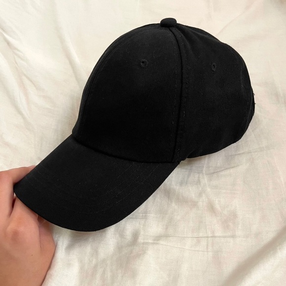Black cap 🧢 (Unisex) - Picture 2 of 3